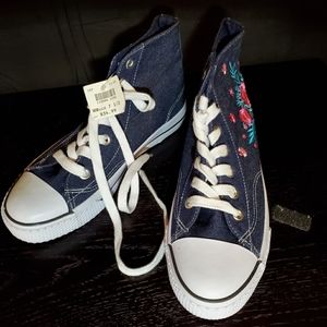 Air walk size 7 1/2 high top gym shoes